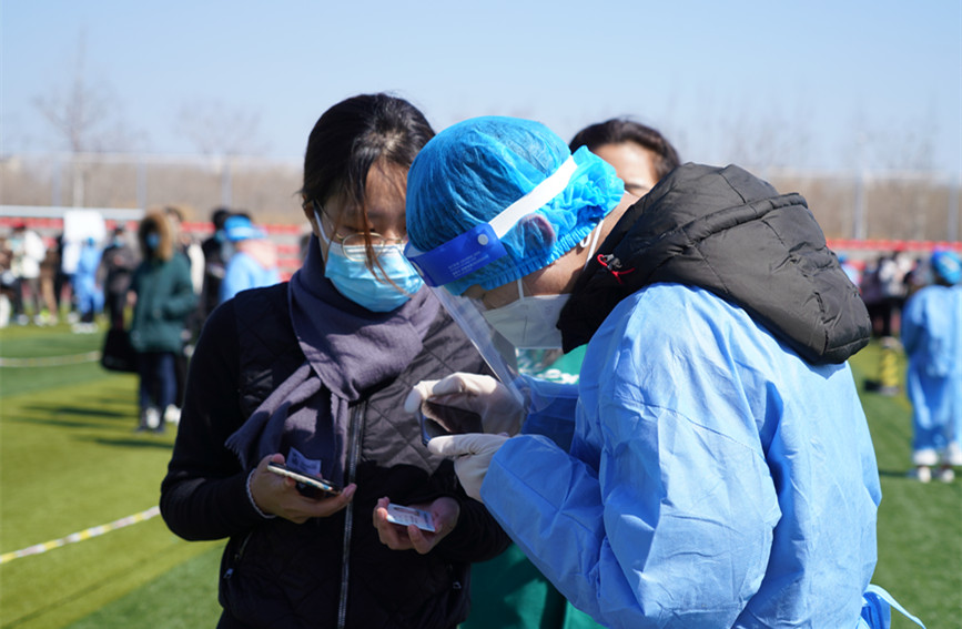 在南開大學津南新校區核酸檢測點，學生們有序進行核酸檢測。錢星宇攝