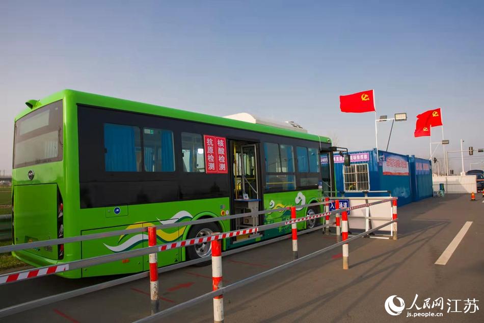 淮安市客總汽車運輸有限公司調集兩部車況最佳“核酸采樣流動車”，組建黨員“先鋒崗”。紀星名攝