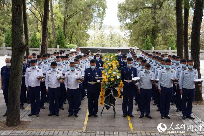 涼山州森林消防支隊駐西昌全體消防救援人員一同前往西昌市烈士陵園舉行紀念活動。樊文淵攝