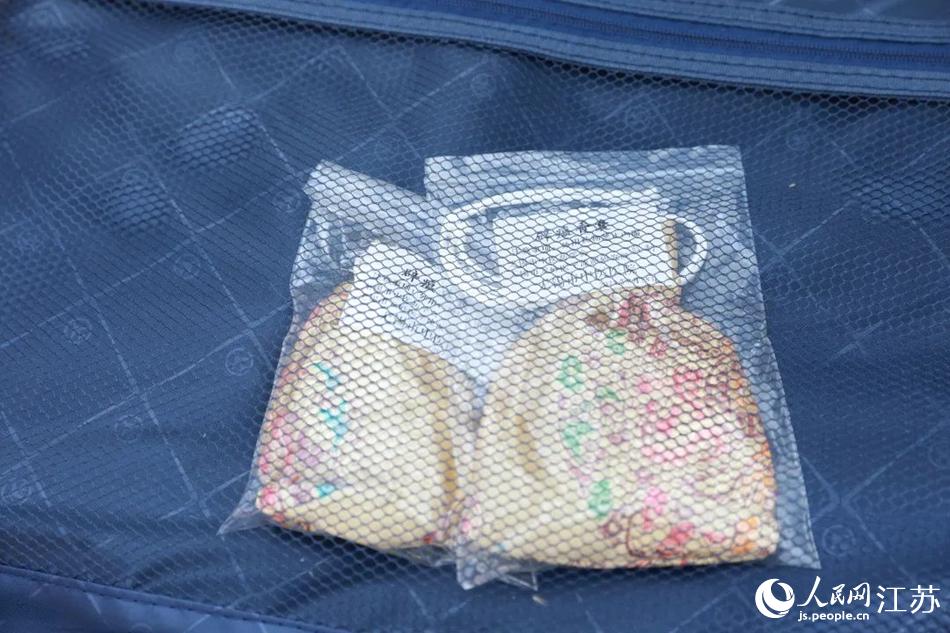 除了備好各類醫療、防護、生活物資，隊員們還準備了中藥香囊等“秘密武器”。李莎攝