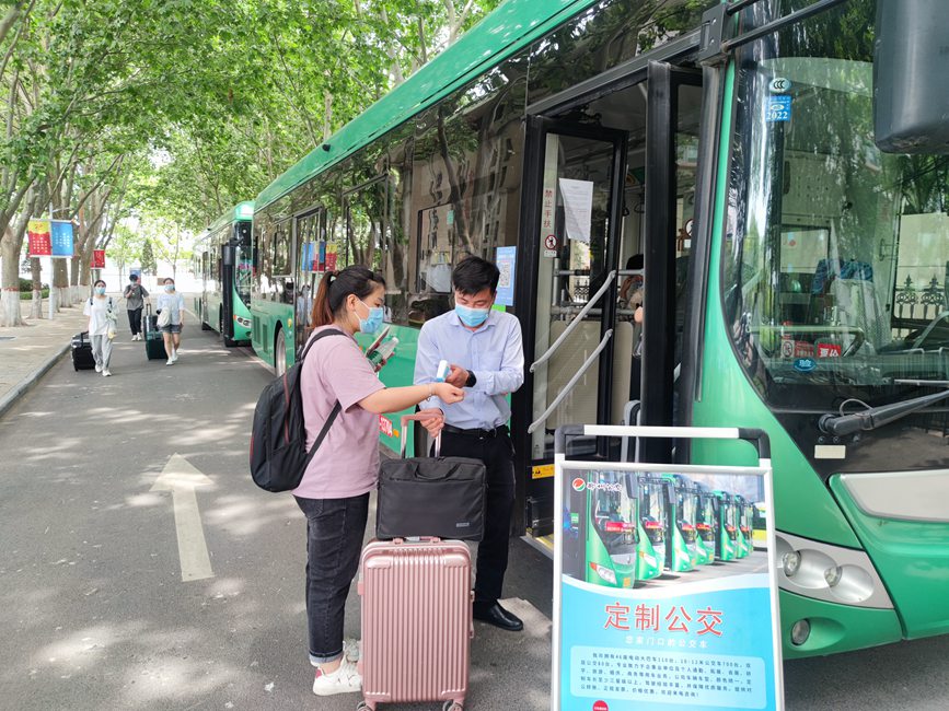 公交車從校園宿舍樓下出發，直達鄭州火車站和鄭州東站。崔晨攝