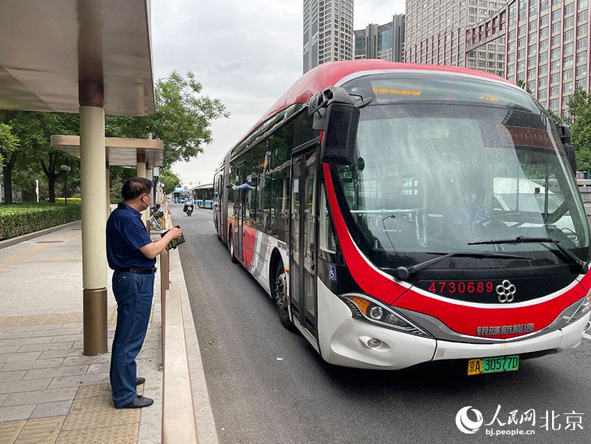 北京1路公交車駛進(jìn)八王墳西站，此前各路公交經(jīng)過該站時均甩站通過，今起該站回復(fù)正常上下客。人民網(wǎng) 尹星云攝
