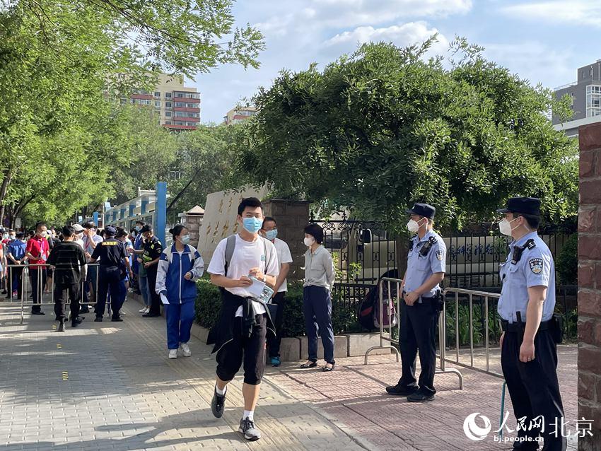在中關(guān)村中學(xué)考點，考生們有序走入考點。人民網(wǎng) 董兆瑞攝