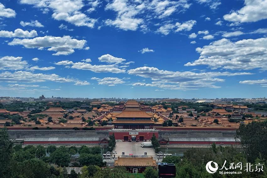 北京再現(xiàn)“高顏值”藍(lán)天白云。 人民網(wǎng) 池夢蕊攝