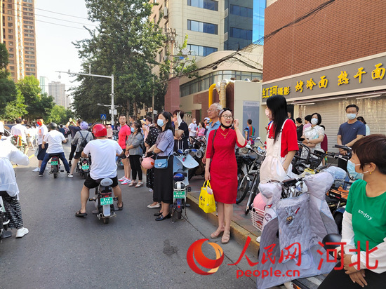 石家莊外國語學(xué)校考點(diǎn)外送考的家長。人民網(wǎng) 祝龍超攝