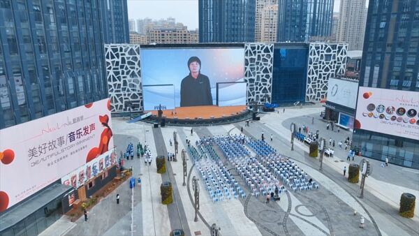 中國女足主教練水慶霞通過視頻為家鄉爭創全國禁毒示范城市加油。鹽城公安供圖
