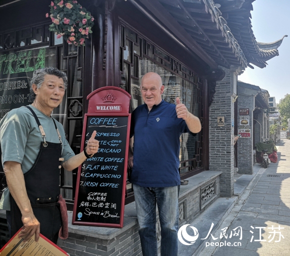 愛逛古巷的巴西人和揚州朋友在仁豐里開了一家西餐廳。 人民網 張玉峰攝
