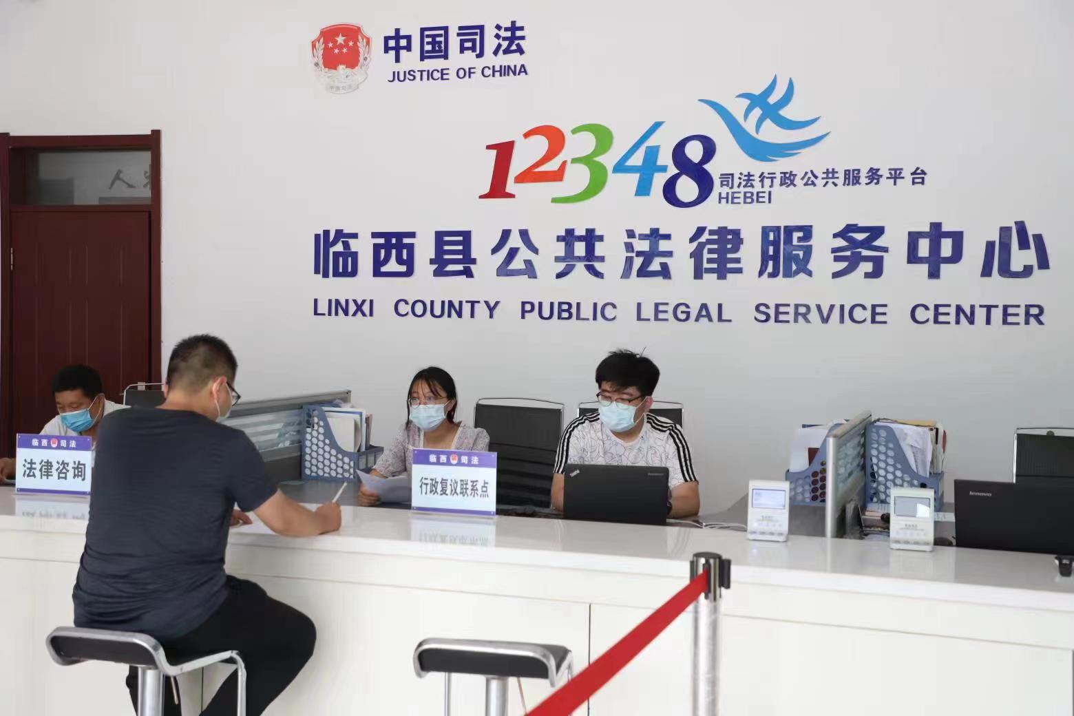 邢臺市臨西縣公共法律服務中心行政復議聯系點工作人員接受群眾問詢。 范好強攝