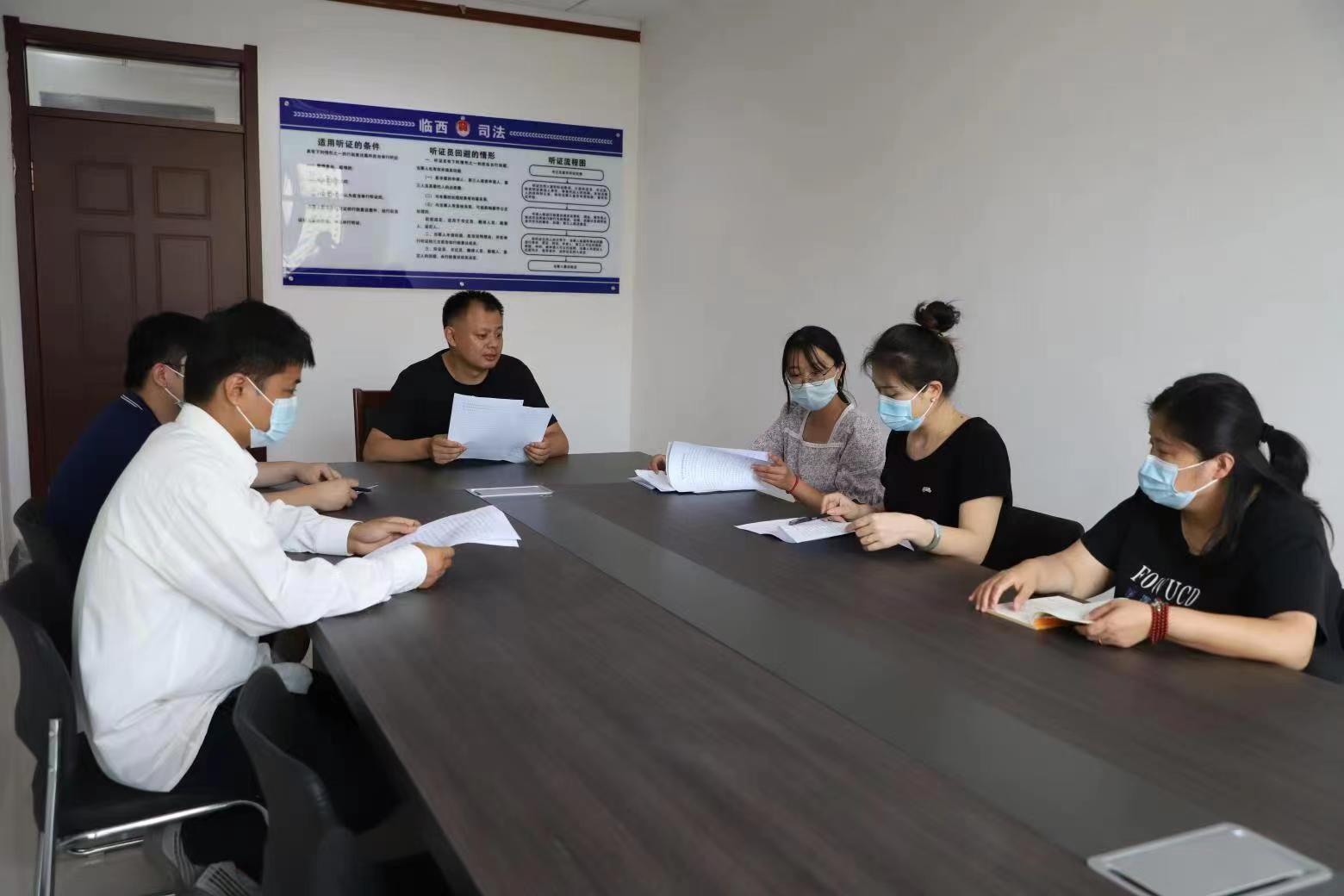 邢臺市臨西縣司法局工作人員在行政復議聽證室對行政復議事項開展聽證問詢。 孟凡儒攝