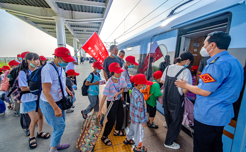 乘高鐵出發。