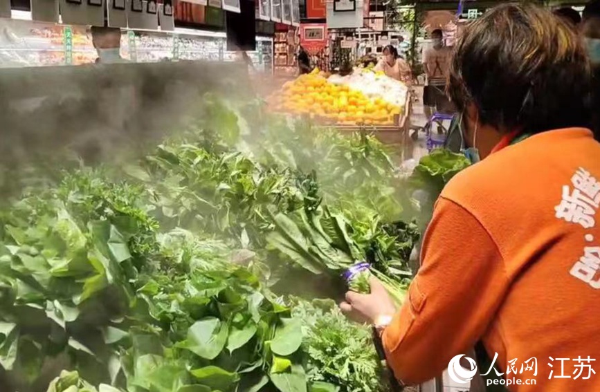 在大潤發長江北路店里，果蔬、肉蛋等生活必需品種類齊全，供應充足，市民正有序選購。無錫市委網信辦供圖