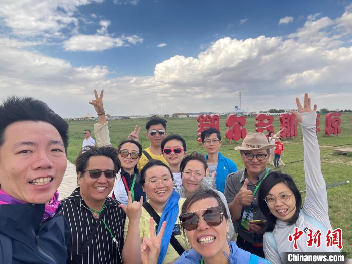 圖為臺胞在鄂爾多斯草原合影。　葉冠賢 攝