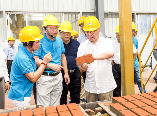 2019年6月21日下午，省長(zhǎng)沈曉明在三亞建筑廢棄物綜合利用廠(chǎng)，查看用建筑廢棄物綜合處理后制成的再生水泥磚。海南日?qǐng)?bào)記者 宋國(guó)強(qiáng) 攝