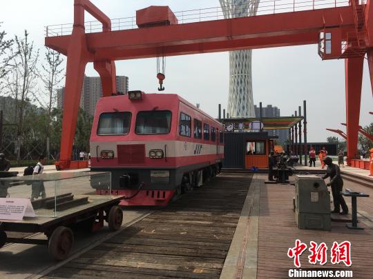 公園內的火車車廂與貨場龍門吊等工業遺跡?！「呒t超 攝