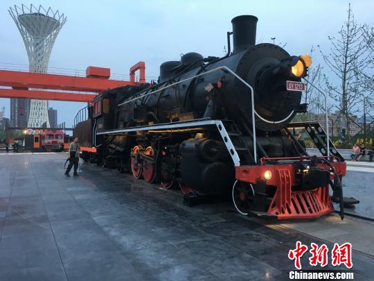 公園內保留布置了蒸汽時代火車頭。　高紅超 攝
