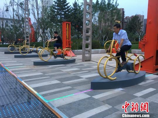 市民使用公園內的健身設施?！「呒t超 攝
