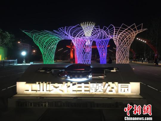 夜晚，奧運“五色樹”的燈光?！「呒t超 攝