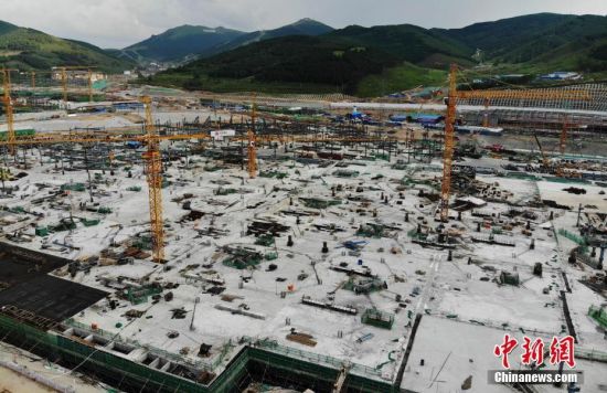 6月28日，航拍鏡頭下的河北張家口冬奧會太子城冰雪小鎮(zhèn)項目。太子城冰雪小鎮(zhèn)項目位于2022年冬奧會張家口賽區(qū)核心區(qū)，連接張家口賽區(qū)云頂和古楊樹兩個競賽場館群，建成后將承擔賽時核心區(qū)配套保障功能，提供冬奧頒獎、貴賓接待、交通換乘、休閑娛樂等服務，賽后將成為一座國際化四季度假小鎮(zhèn)。 中新社記者 楊艷敏 攝