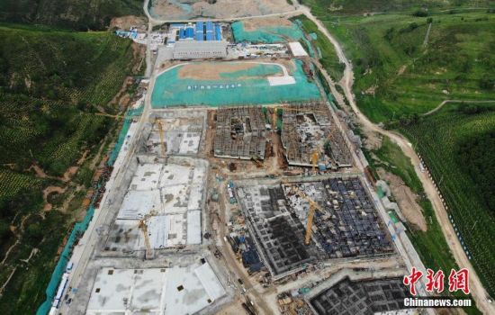 6月28日，航拍鏡頭下的河北張家口冬奧會太子城冰雪小鎮(zhèn)項目。太子城冰雪小鎮(zhèn)項目位于2022年冬奧會張家口賽區(qū)核心區(qū)，連接張家口賽區(qū)云頂和古楊樹兩個競賽場館群，建成后將承擔賽時核心區(qū)配套保障功能，提供冬奧頒獎、貴賓接待、交通換乘、休閑娛樂等服務，賽后將成為一座國際化四季度假小鎮(zhèn)。 中新社記者 楊艷敏 攝