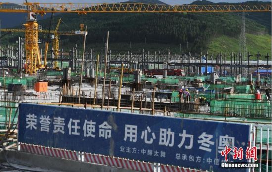 6月28日，河北張家口冬奧會太子城冰雪小鎮(zhèn)項目現(xiàn)場。太子城冰雪小鎮(zhèn)項目位于2022年冬奧會張家口賽區(qū)核心區(qū)，連接張家口賽區(qū)云頂和古楊樹兩個競賽場館群，建成后將承擔賽時核心區(qū)配套保障功能，提供冬奧頒獎、貴賓接待、交通換乘、休閑娛樂等服務，賽后將成為一座國際化四季度假小鎮(zhèn)。 中新社記者 楊艷敏 攝
