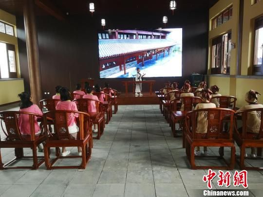 學生們在大原書院誦讀國學經典。　王鵬 攝