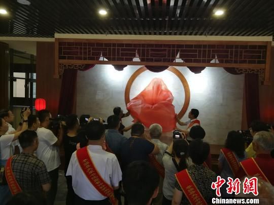 為董子石像揭幕?！⊥貔i 攝