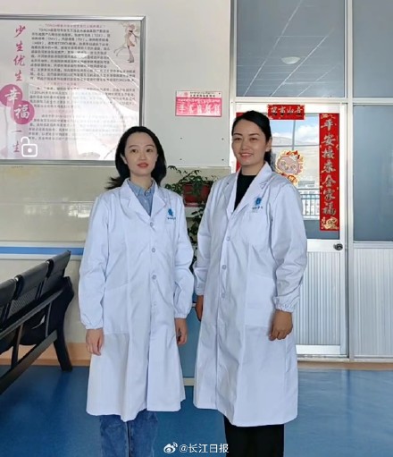 “有醫(yī)生嗎？有人暈倒了！”武漢協(xié)和醫(yī)院援藏醫(yī)療隊員聽到呼救就沖了上去