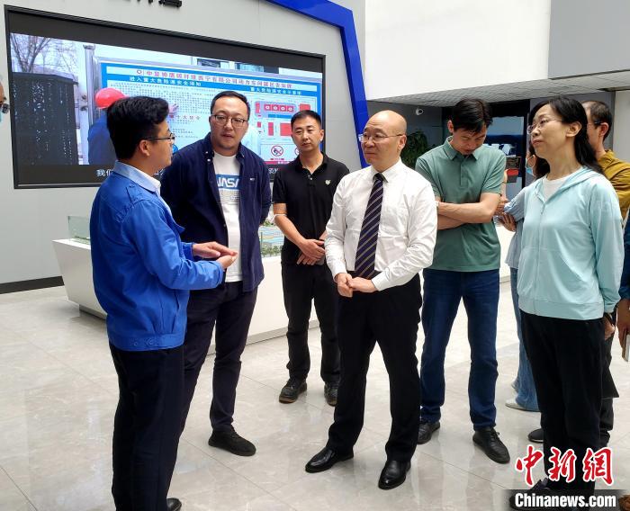 圖為全國政協委員、農工黨青海省委主委王昆(中)在企業調研?！」鶟M福 供圖