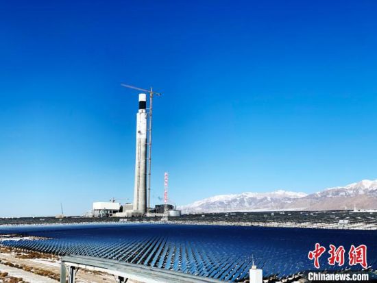 圖為地處柴達木盆地的光伏電站。　孫?！z