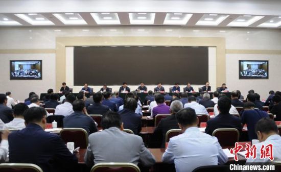 圖為青海省生態環境保護警示教育大會現場。　張添?！z 　　