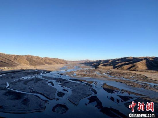 圖為三江源腹地，黃河流經(jīng)達日縣。（資料圖） 孫睿 攝 　　