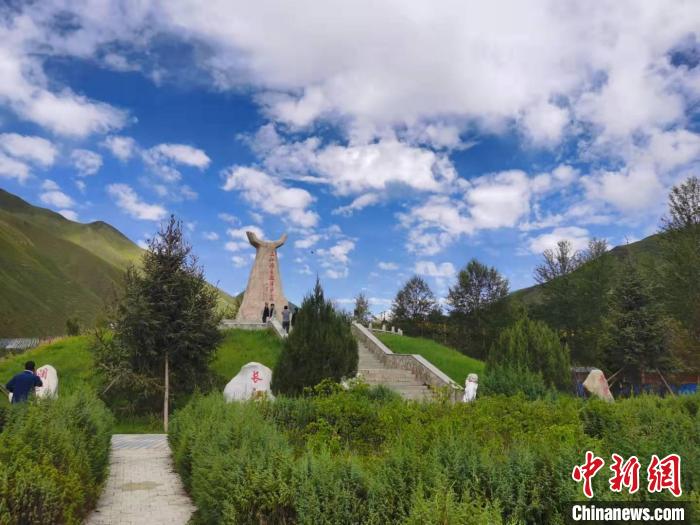圖為三江源自然保護區(qū)紀念碑。　青海省文化和旅游廳供圖