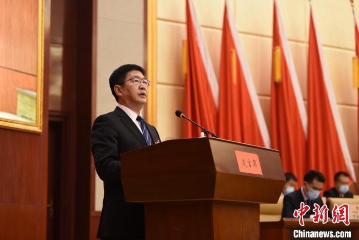 圖為青海省果洛州人民政府州長葉萬彬作政府工作報告?！　《嘟馨盒?攝