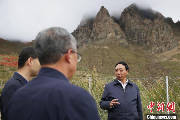 圖為西藏自治區(qū)人大常委會副主任、拉薩南北山綠化指揮部副總指揮江白(右)。　貢確 攝
