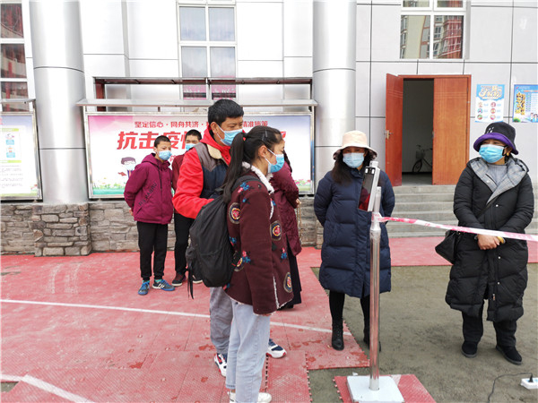 圖片默認(rèn)標(biāo)題_fororder_1、學(xué)生排隊進入校園-攝影-左斌