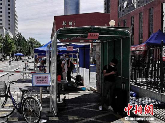 中國科學院大學校門外，豎立著“家長止步”的提示牌。 中新網 張尼 攝