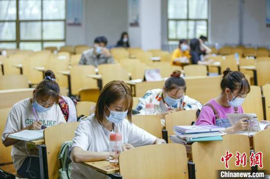 資料圖：學生在圖書館自習室內學習。　劉宵華 攝