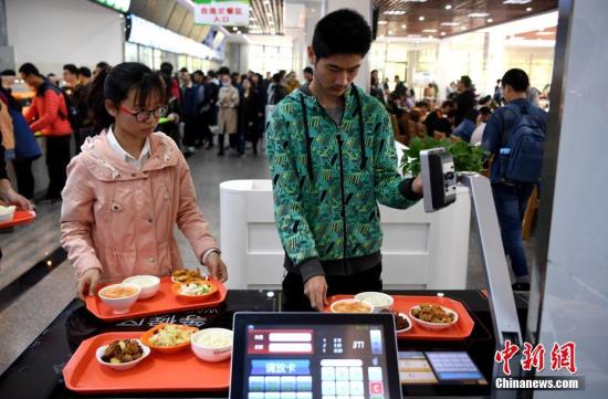 資料圖：某高校食堂學生在打飯。中新社記者 韓蘇原 攝