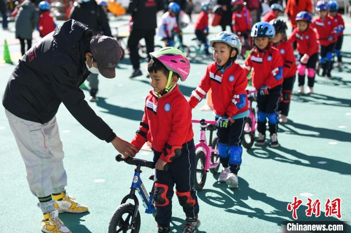 圖為拉薩市實驗幼兒園孩子們在教練的指導下練習滑步車?！『闻罾?攝