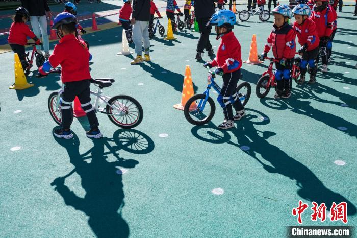 圖為拉薩市實驗幼兒園孩子們正在練習滑步車?！『闻罾?攝