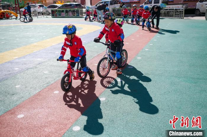 圖為拉薩市實驗幼兒園孩子們正在練習滑步車?！『闻罾?攝