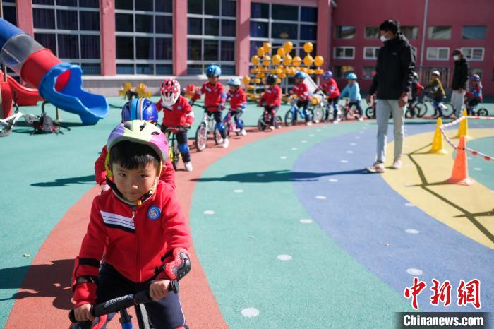圖為拉薩市實驗幼兒園孩子們在教練的指導下練習滑步車?！『闻罾?攝