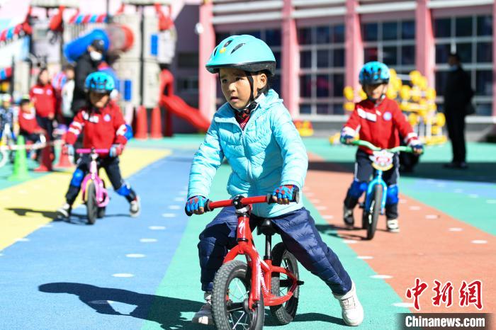 圖為拉薩市實驗幼兒園孩子們正在練習滑步車。　何蓬磊 攝