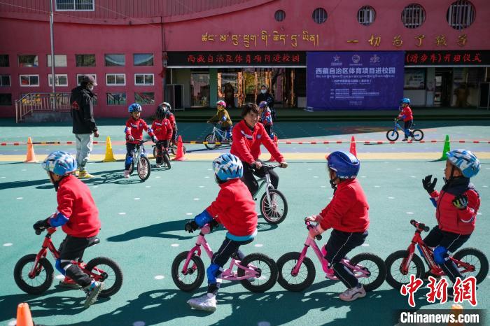圖為拉薩市實驗幼兒園孩子們正在練習滑步車?！『闻罾?攝