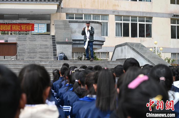 圖為西藏大學(xué)教授寧長(zhǎng)春為中學(xué)生授課?！≮w朗 攝