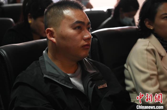 圖為企業(yè)工作人員參加講座?！≮w朗 攝