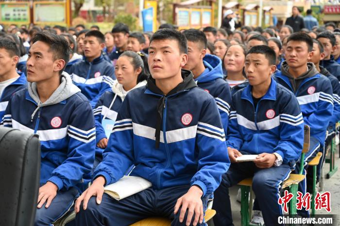 圖為昌都市第五高級(jí)中學(xué)學(xué)生參加授課?！≮w朗 攝