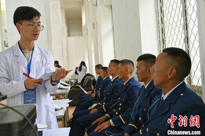 圖為研究團隊成員登記消防員信息?！≮w朗 攝