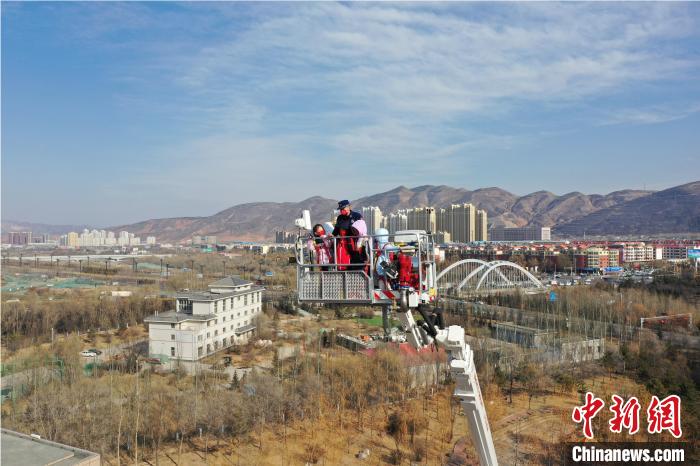 圖為小朋友在消防員的陪同下，體驗78米登高平臺消防車。　楊龍建 攝