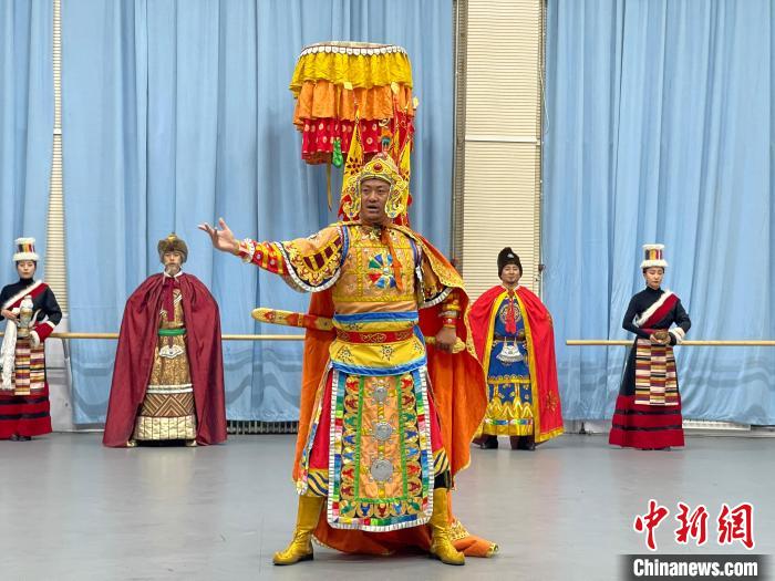 圖為格薩爾劇展演。　巷欠才讓 供圖